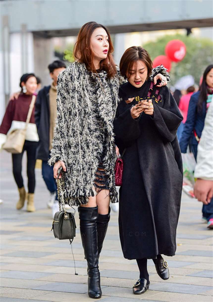 身材高挑的女性出门,总是偏爱穿过膝高筒靴,上身配上一件中长款大衣