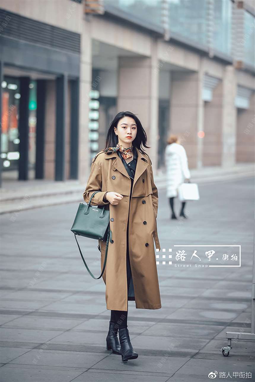 大衣也分很多种,牛仔大衣和呢大衣的感觉不同,和闺蜜出街一人一件,穿