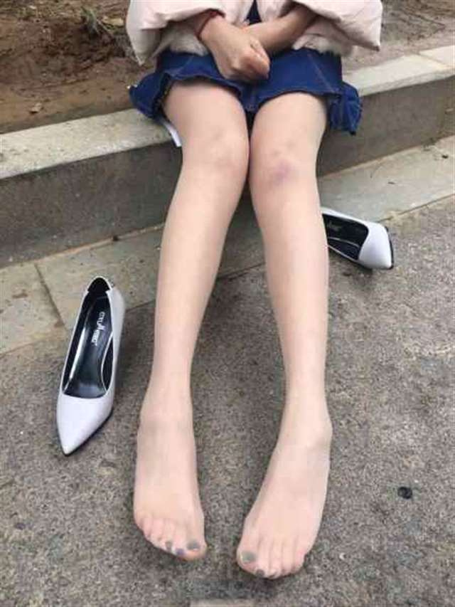 美脚配美鞋:ol风白色高跟搭配超薄肉丝,靠近我温暖你!