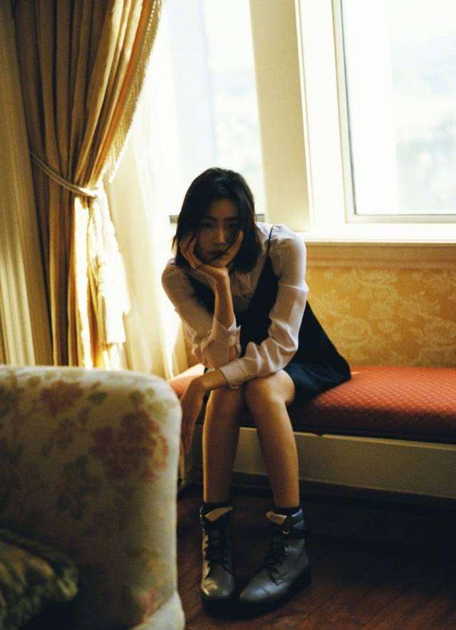 国模赵佳丽最近也穿了一套针织背心look.