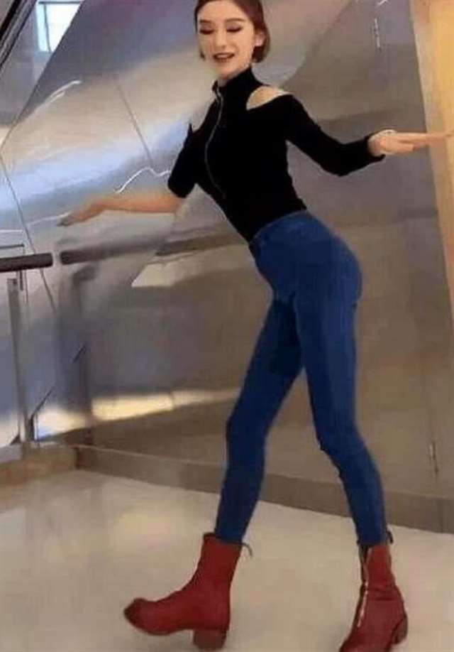 抖音小姐姐身材完美,目光被脚吸引了,网友:我选择瞎!