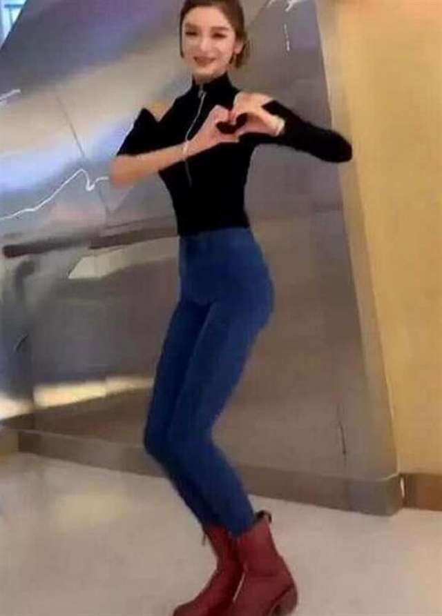 抖音小姐姐身材完美,目光被脚吸引了,网友:我选择瞎!