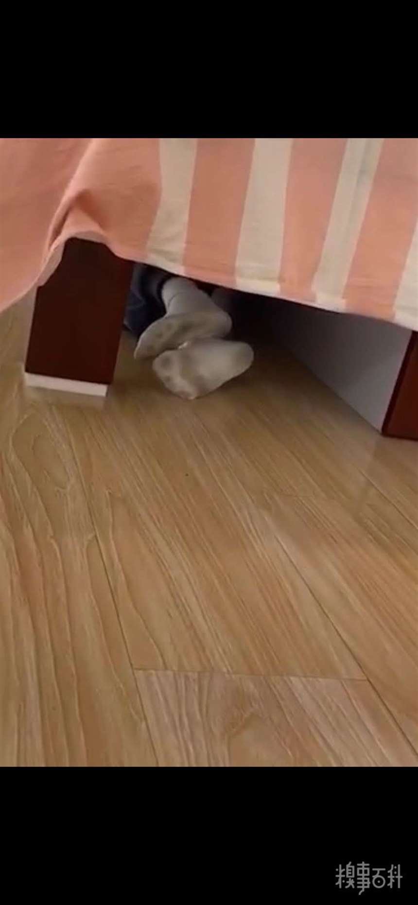 在家你还穿白袜子,穿白袜子还去门口地垫上踩,踩完你还上蹿下跳床上床