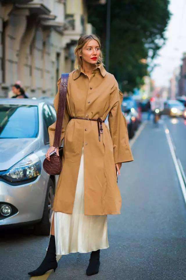 今年流行光腿穿长风衣,时髦高级还显瘦,知性女人味儿十足