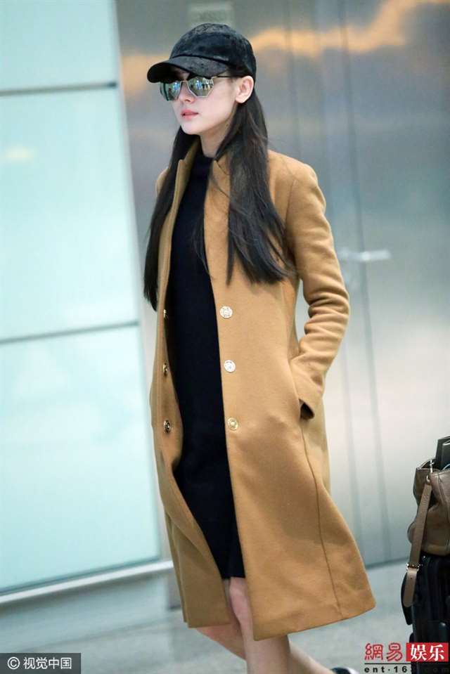 迪丽热巴光腿穿大衣 边走边打招呼露甜笑