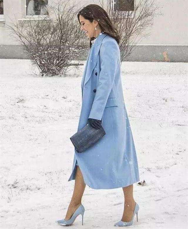 冰天雪地穿大衣还得光着腿,看着