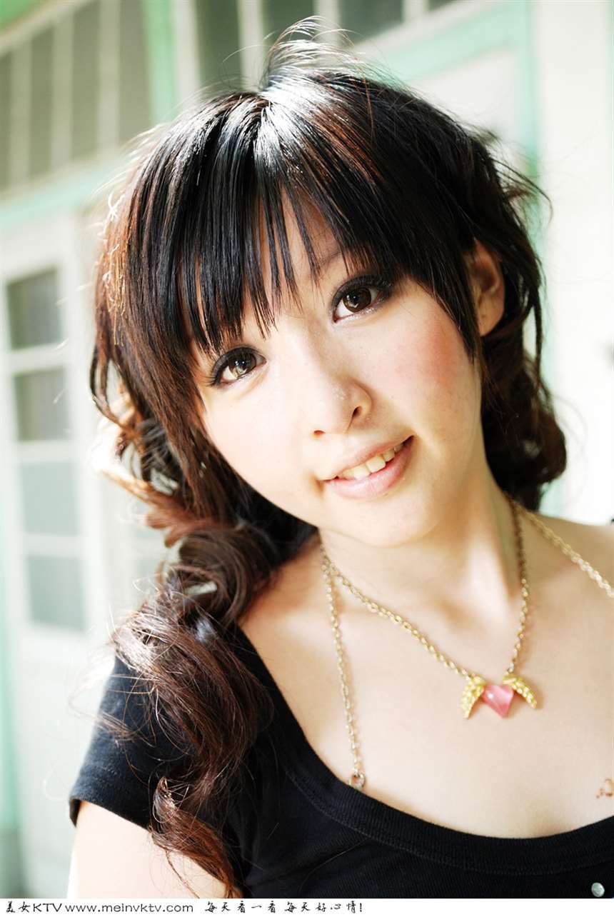 走光的红唇美女水蛇腰 胸器逼人爆乳私密人体写真图集