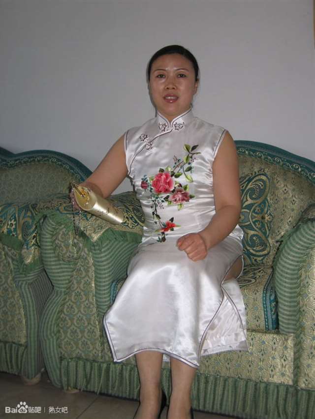 这个旗袍美熟妇不知道小蜗牛是否发过,如发过,大家权当回味!