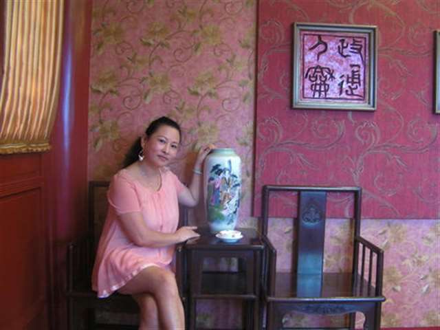 贵气十足的韵味熟妇