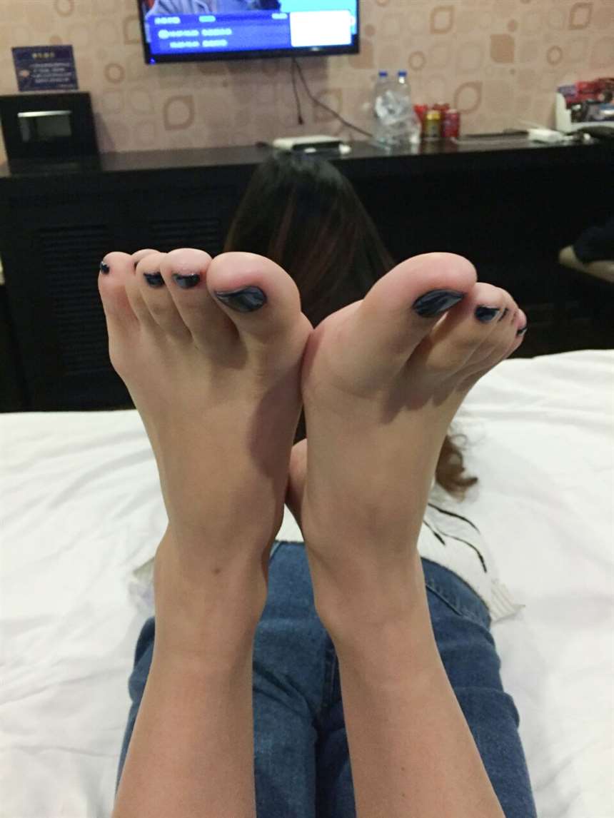 约妹子去酒店拍美脚,还好我忍住了