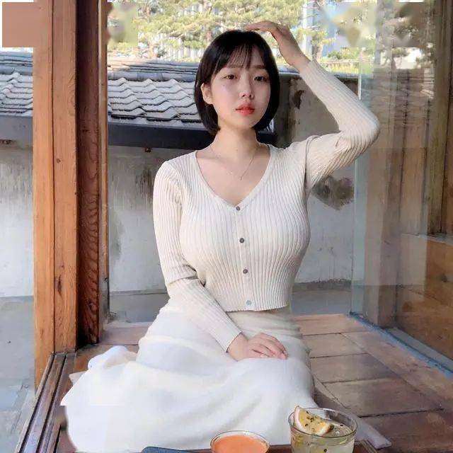 身材丰腴,蜂腰蜜臀,这个微胖界的小姐姐堪称人间尤物