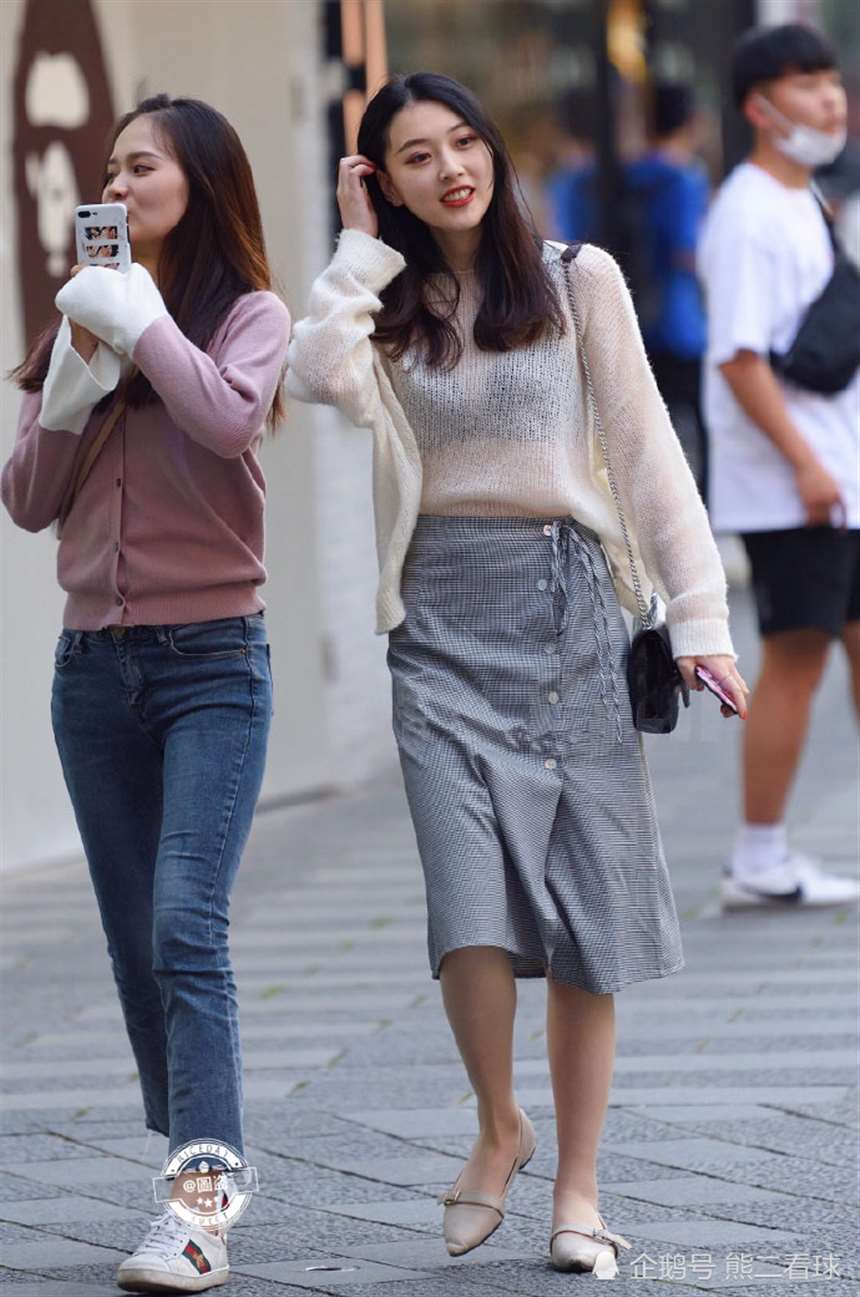 街拍:红唇,红指甲成就朦胧美,从来不缺回头率!