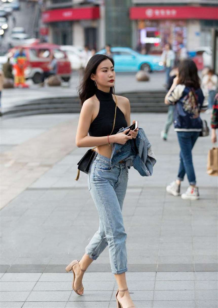 街拍:行走在街上的美少妇,身材一流,够火辣!