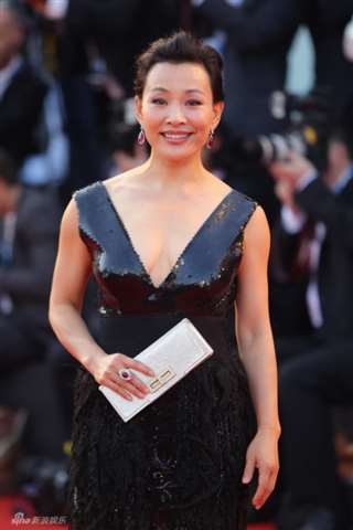 华人闪耀威尼斯红毯 人妻汤唯艳压群芳田原险走光