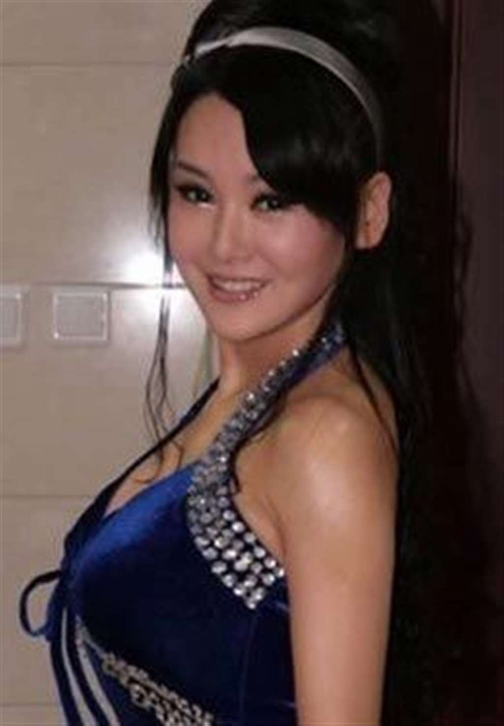 虽已嫁作人妇,但那丰满劲爆的身材还是让她的演艺事业不红不紫地进行