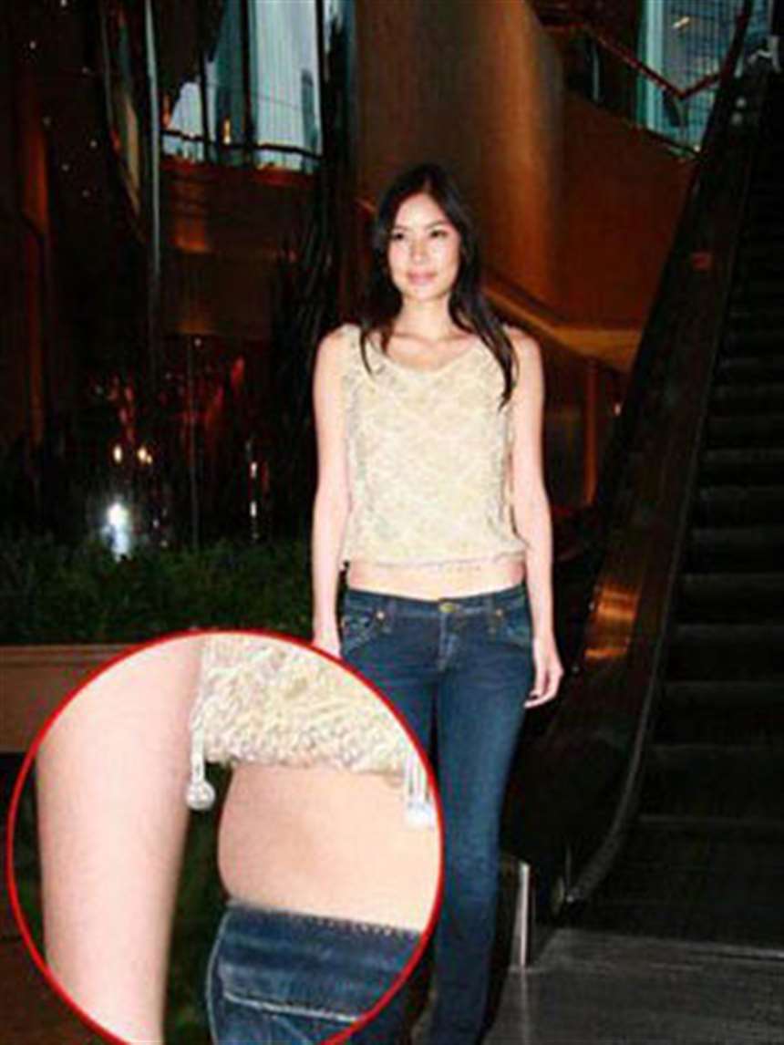 不管是走光还是赘肉都经久不息的在长篇累赘的报道,如今何洁离开了老