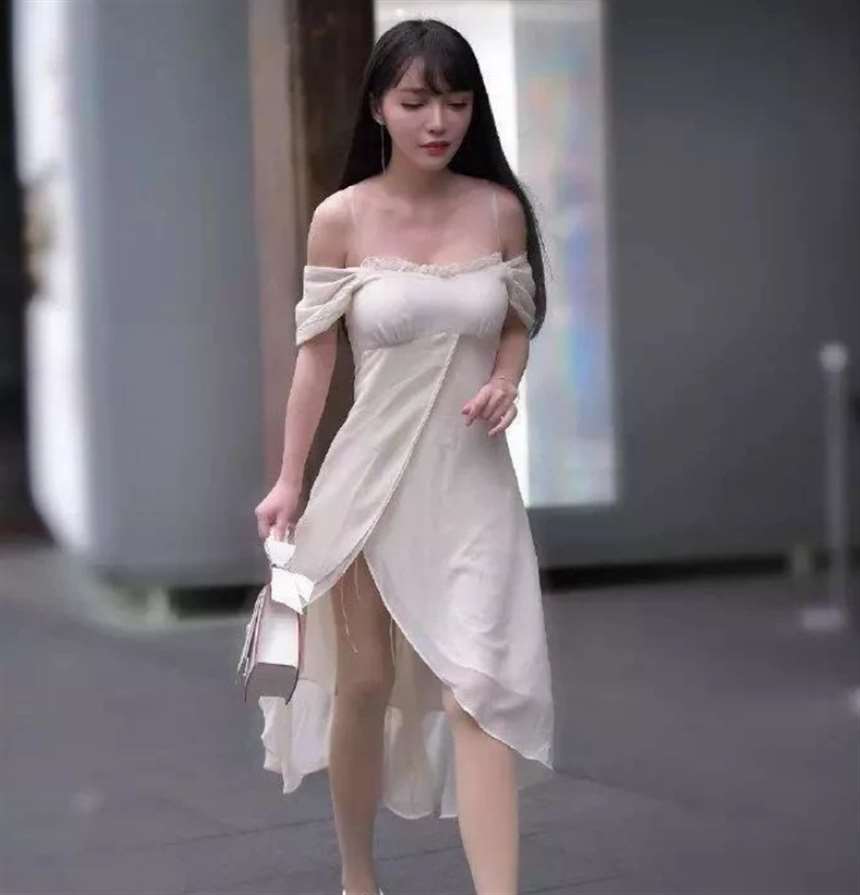 穿搭摄影:少妇穿着裙子,就不要试图做一些大幅度的动作