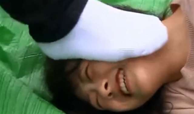 日本女大学生痴迷被臭脚踩脸,踩得越用力越兴奋!