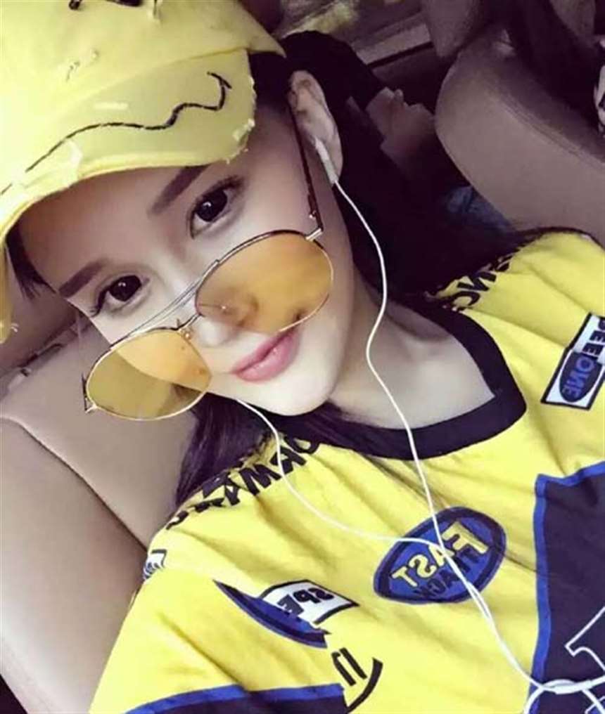 赵本山女儿微博晒美胸 社会你球姐赵本山女儿映客号