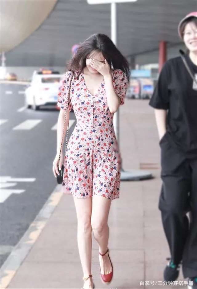 碎花裙熟女韵味十足,腰细腿长魅力值满点