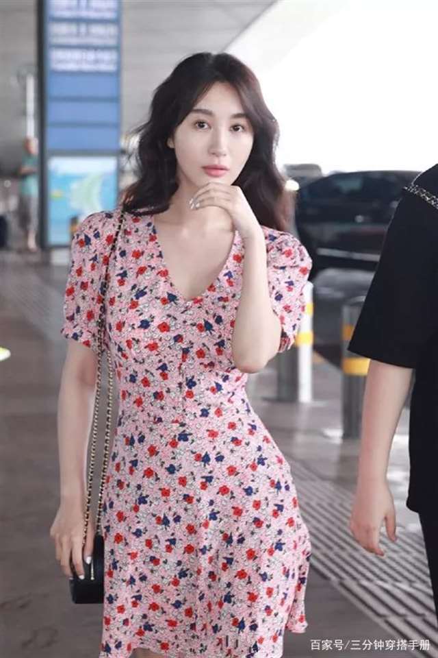 碎花裙熟女韵味十足,腰细腿长魅力值满点