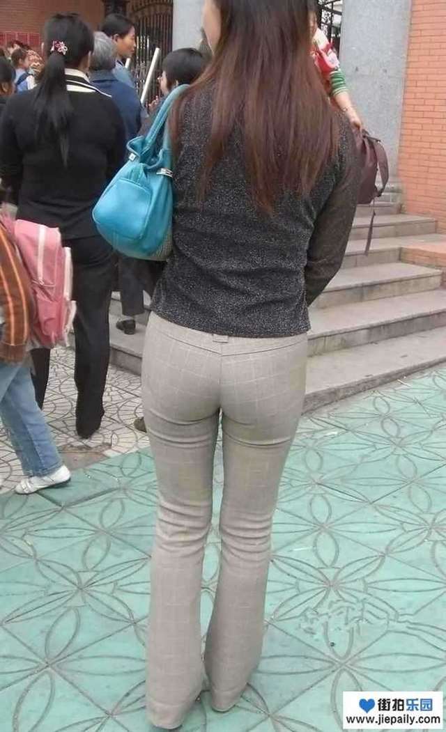 米色薄裤紧臀少妇,诱惑至极