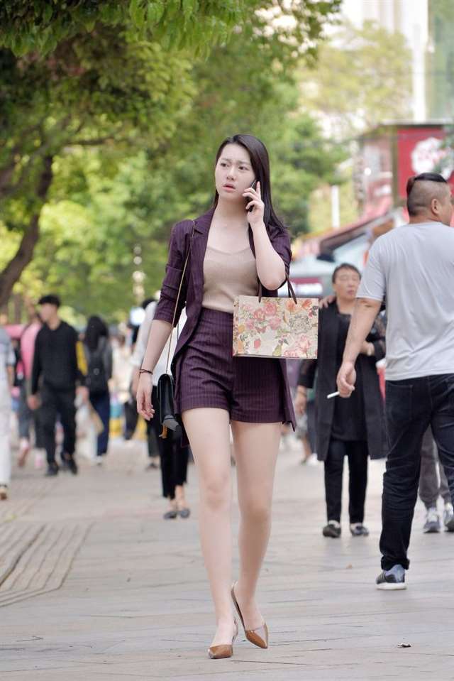 时尚辣妈穿套装短裤,秀出白皙长腿,身材丰满女人味十足