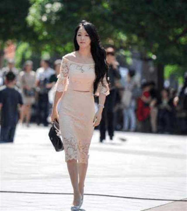 街拍美女: 极品性感人妻少妇, 曲线迷人, 风韵犹存, 我爱犹怜!