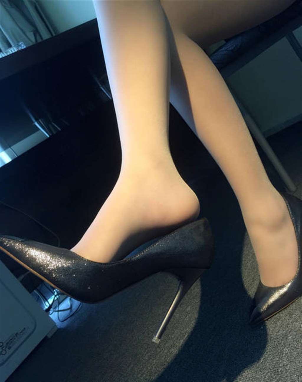 肉色的丝袜和黑色的高跟鞋,绝配-i袜说