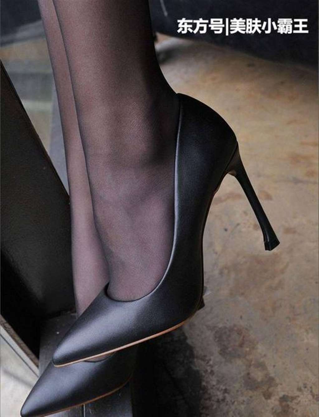 性感长腿小姐姐,穿上丝袜高跟鞋女人味十足,太养眼了