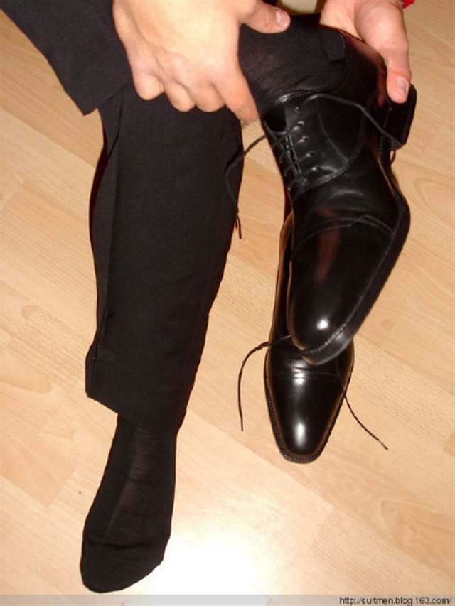 女王叫男奴吃脚视频