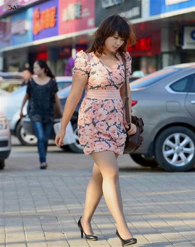 丰满的花裙熟妇