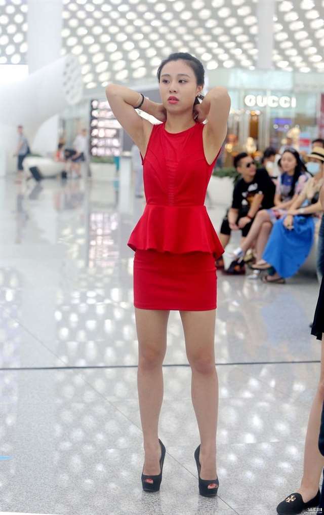 狂野性感的红裙高跟小少妇-3a街拍论坛-国内最具人气