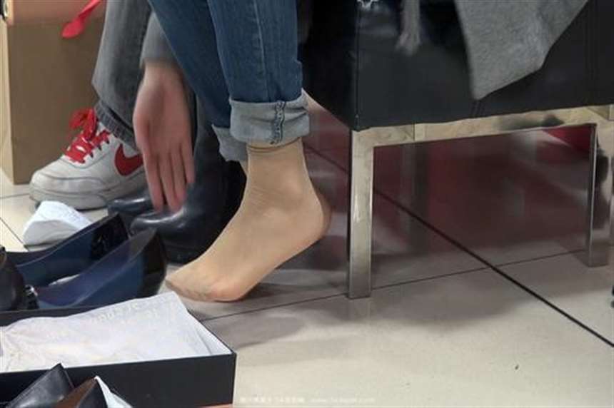鞋店偷拍美女丝袜脚无处不在【11p】