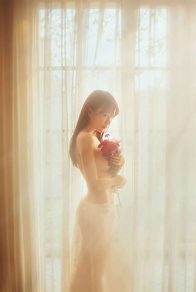 用光影和繁花谱写少女心 唯美半裸美女写真