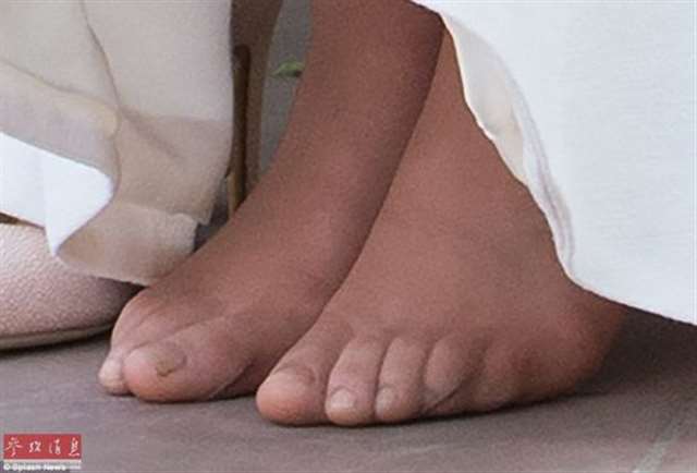 双脚只穿了裸色的丝袜.