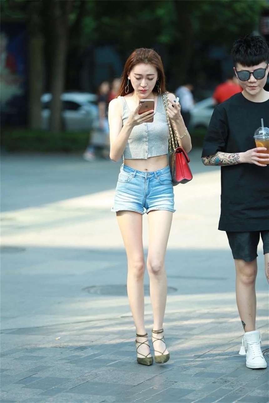 街拍:成熟风韵尤佳,轻熟风高雅气质扑面而来的美女们