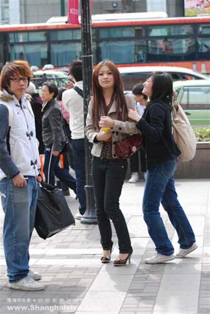 紧身低腰牛仔裤配上细小高跟鞋体现成熟女人味