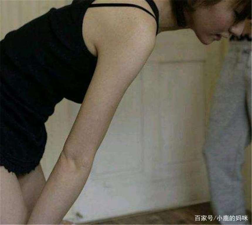 儿子偷拍妈妈换衣照给同学看,让人