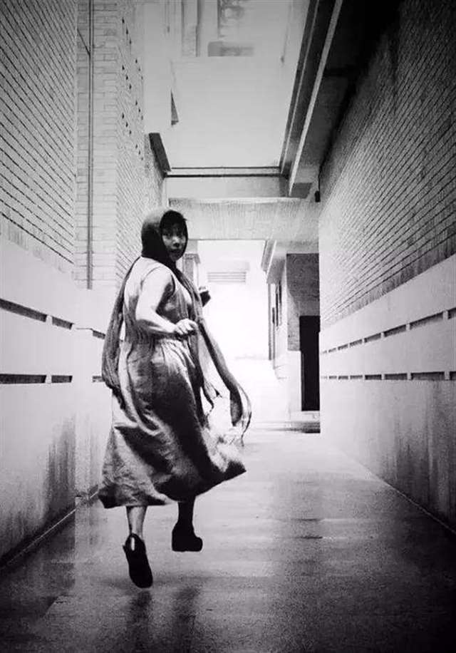 美丽的红裙,巧妙的光线 老奶奶走在城市僻静的路上 仿佛连背影都有说