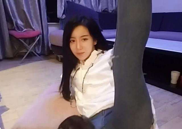 有一种姿势叫呆妹儿抬腿,网友:老女人果然有两手