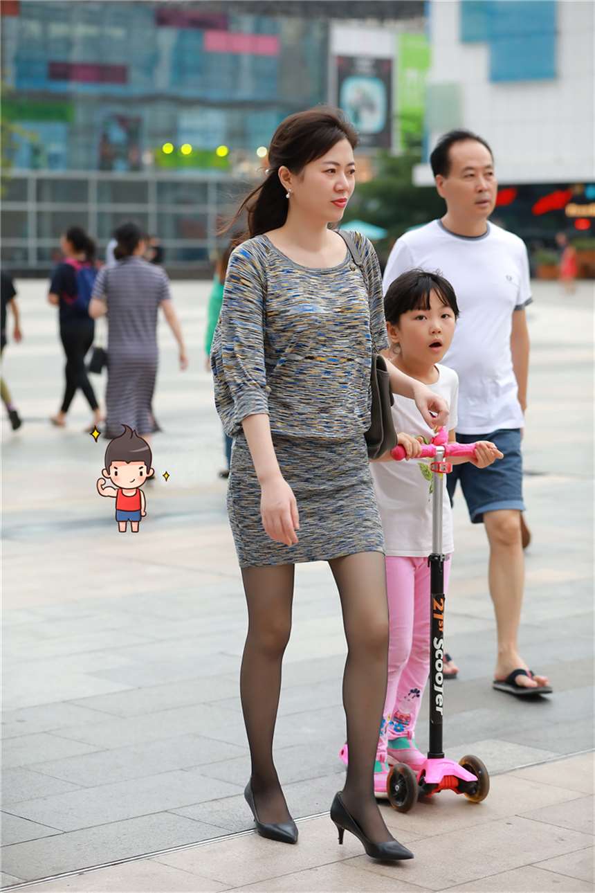 带来一组身材完美的黑丝袜高跟辣妈,气质令人无法抗拒~ 每一个女人都