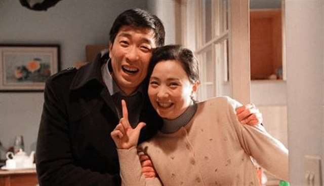 年轻小伙娶50岁老女人,婚后生活惹人羡慕,小伙:我怕她