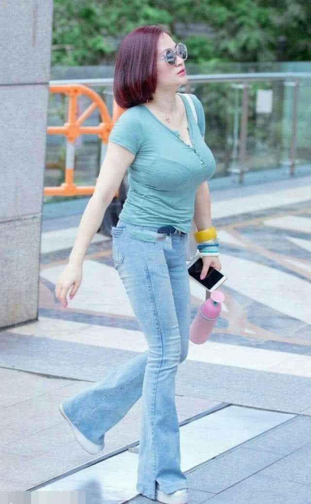 大妈深v紧身衣秀事业线,硕大丰满的的身材,紧身衣都快