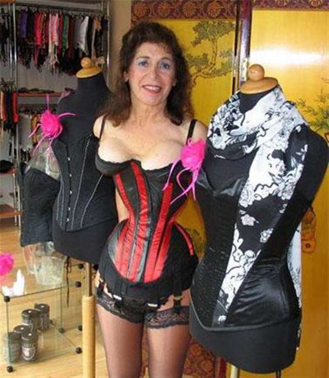 奇闻:美国69岁老妇杨柳细腰创纪录(图)