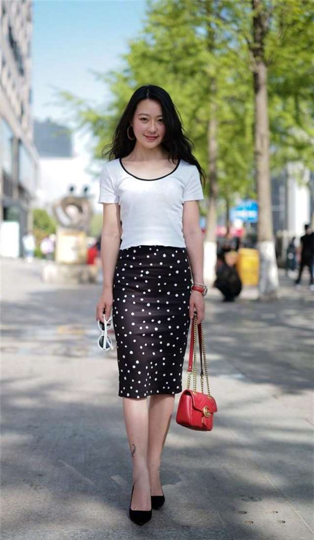 街拍:时尚辣妈白色t恤配包臀裙,气质温婉,展现成熟女人的魅力