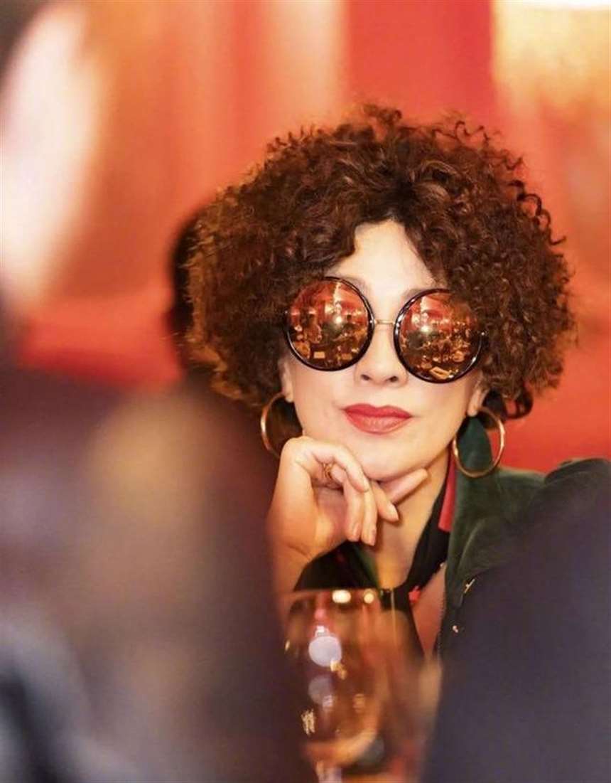 55岁老女人还这么时髦,爆炸头发型,跟30年前不相上下