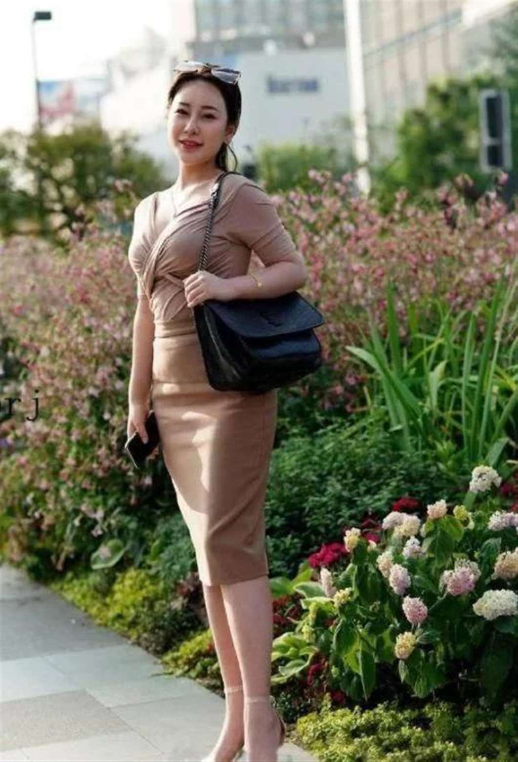 街拍:见到50岁的阿姨,我才明白了什么是风韵犹存