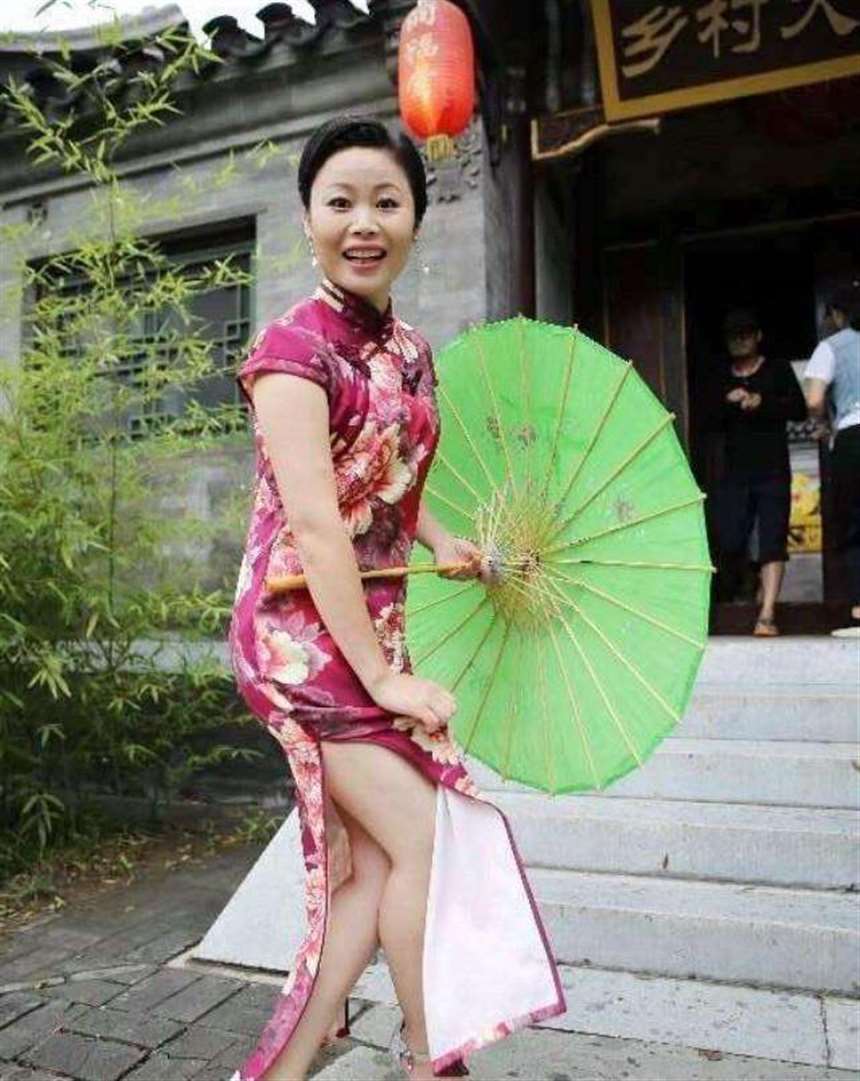 39岁徐桂花都当婆婆啦?网红儿媳肤白貌美大长腿,亲家母星范十足