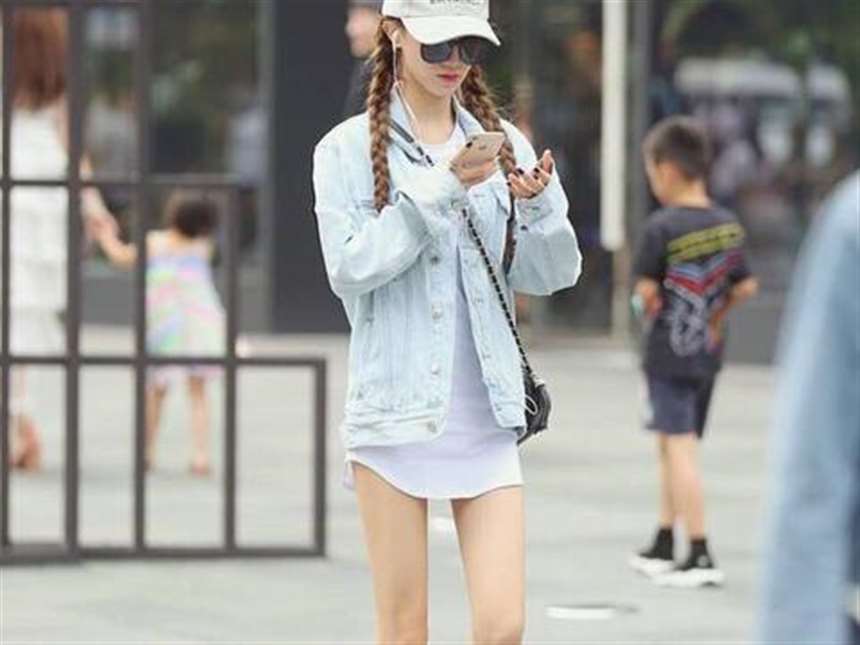 街拍:图一美女一双纤细的大白腿特别抢眼,气质好到让人惊讶